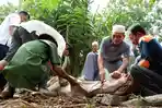 ketua-rt-potong-hewan-kurban_20170901_133355.jpg
