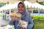 Candra-Mutia-Kasim-memamerkan-produknya-phfghfh.jpg