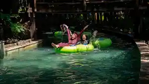 2026-03-04-Pengunjung-menikmati-arena-bermain-air-Bugis-Waterpark.jpg