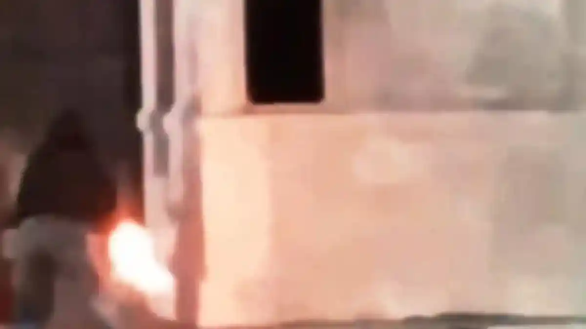 POLISI Buru Pria Berjaket Hitam Pembakar Pos Jaga di Blora, Diduga Penyusup dan Provokator