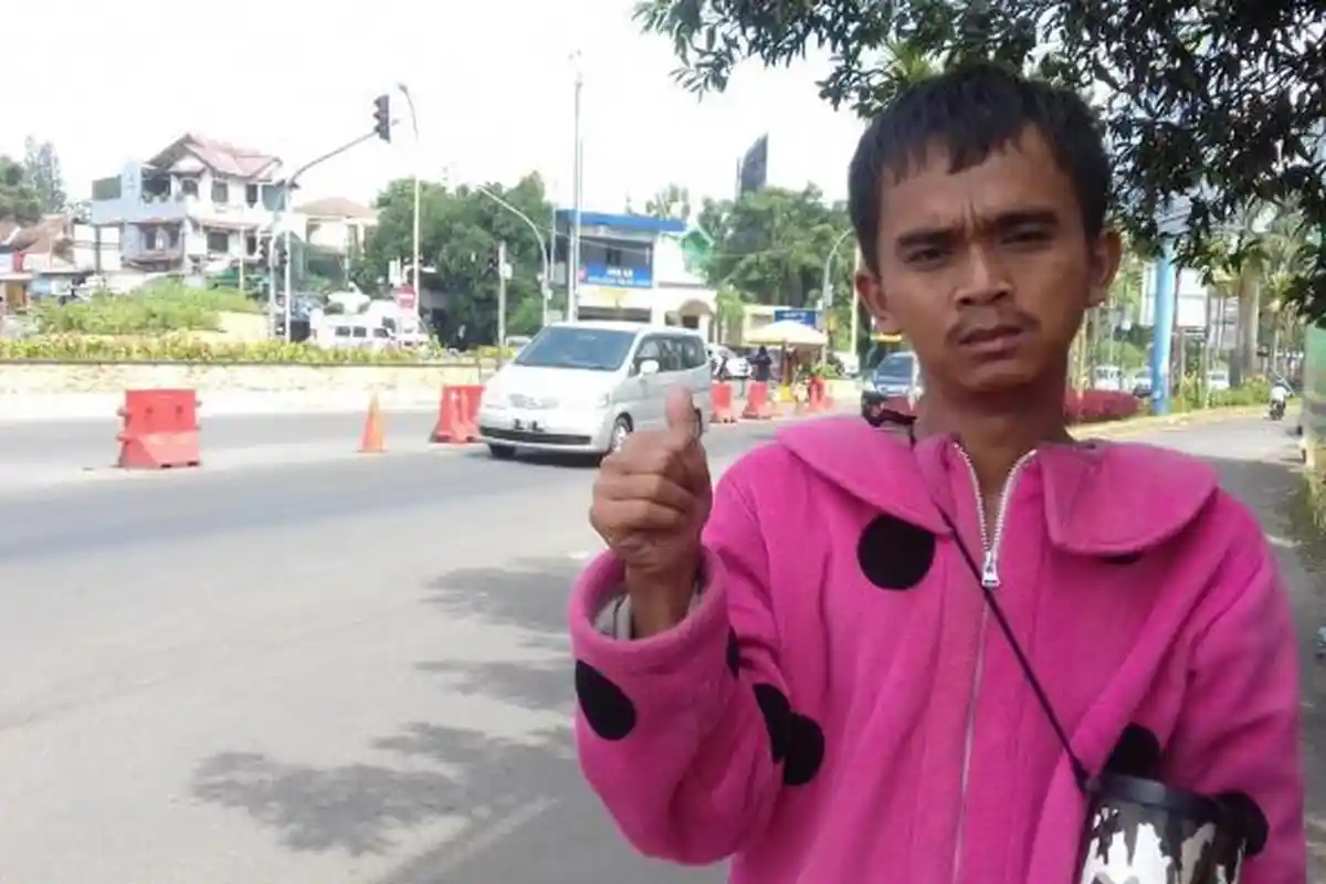 Badut Jalanan ini Kaget, Tiba-tiba Diminta Menghibur di Syukuran Kelahiran Cucu Presiden Jokowi