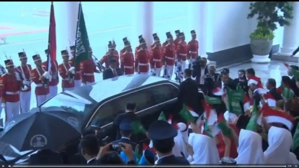 Hujan Deras, Penyambutan Raja Salman di Lobi Istana Bogor