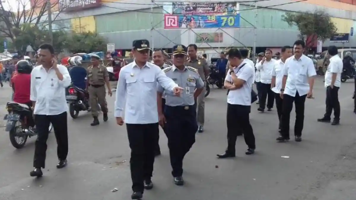 Lihat Wali Kota Bima Arya, PKL Berlarian Amankan Barang Dagangan