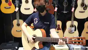 pramuniaga-gramedia-manado-mencoba-salah-satu-gitar-akustik8.jpg