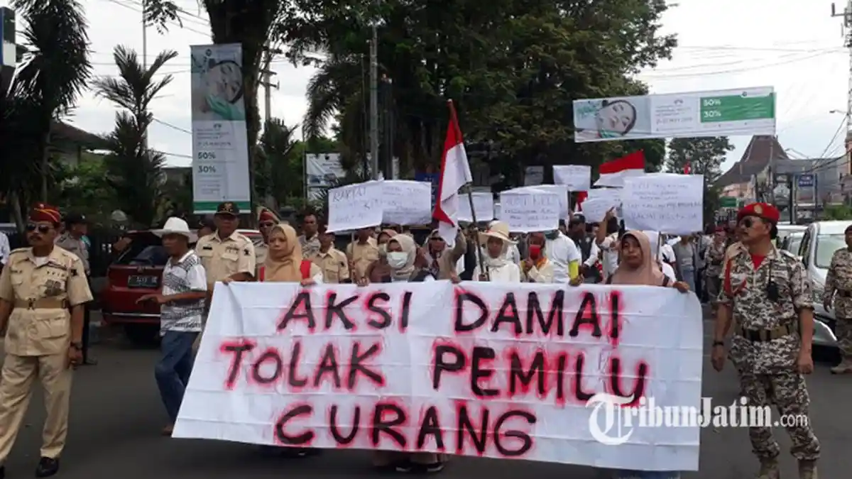 Tanggapi Dugaan Kecurangan Pemilu 2019, Puluhan Orang Geruduk Kantor KPU Jember, Sebut Aksi Damai