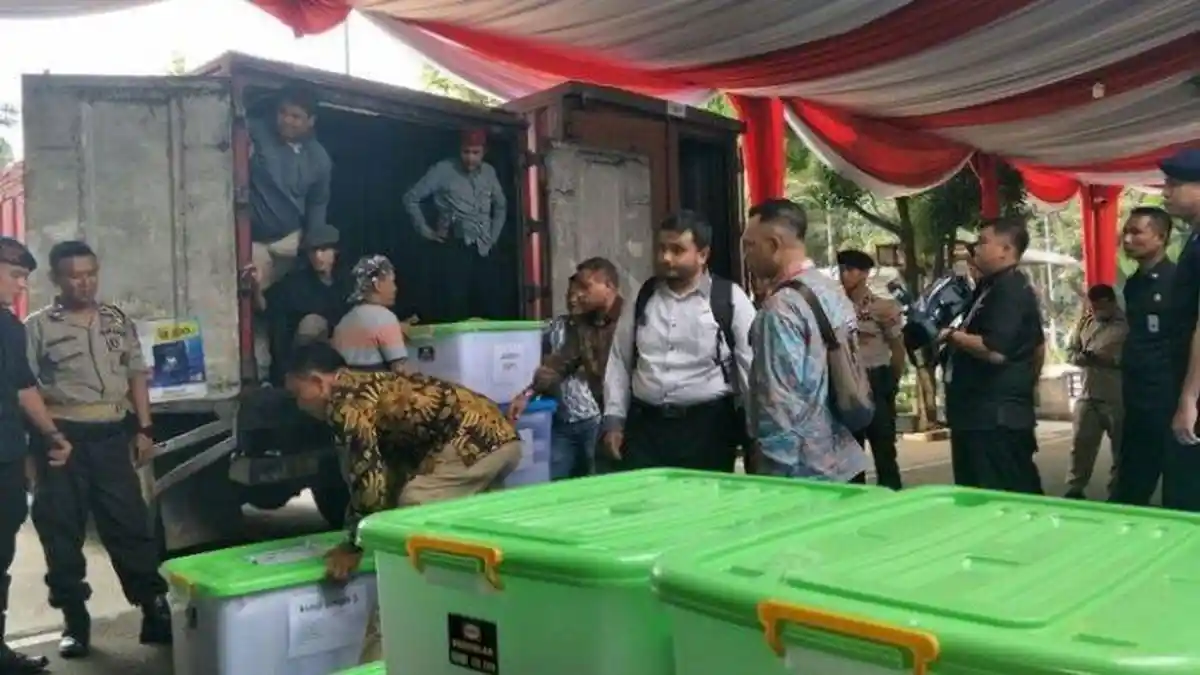 Janji Datangkan 12 Truk Namun Baru 3 Truk Barang Bukti BPN Prabowo-Sandi yang Tiba di MK