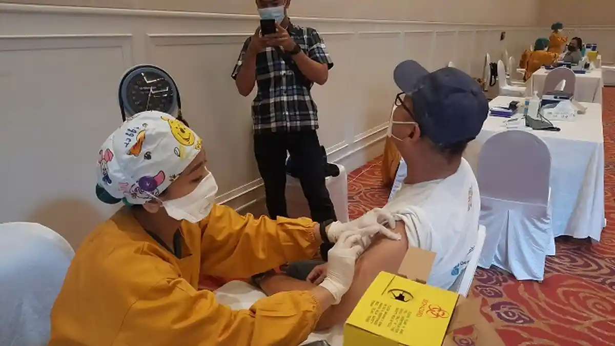 Cara Menangani Efek Samping Vaksinasi Covid-19 Jenis Pfizer