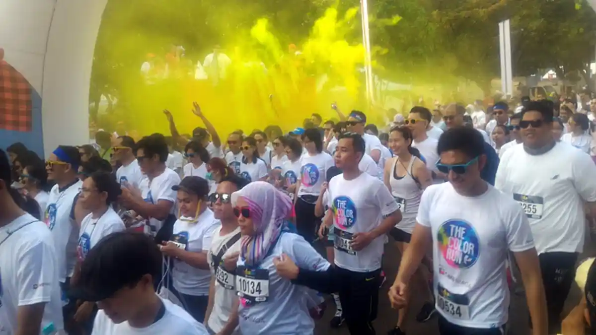Ribuan Pelari Ramaikan The Color Run di Senayan