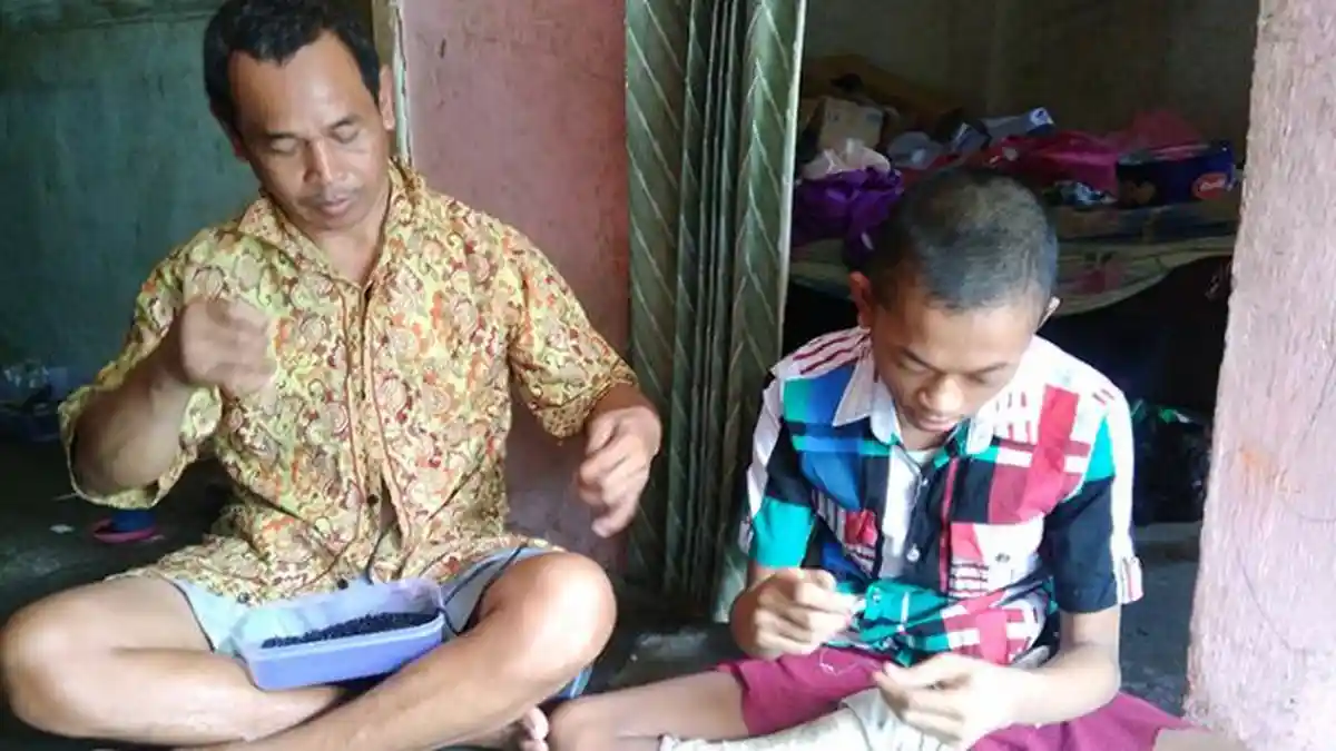 OGAH Mengemis, Ayah dan Anak Lumpuh Ini Pilih jadi Perajut Merci walau Cuma Diupah Rp 8.000 Sehari