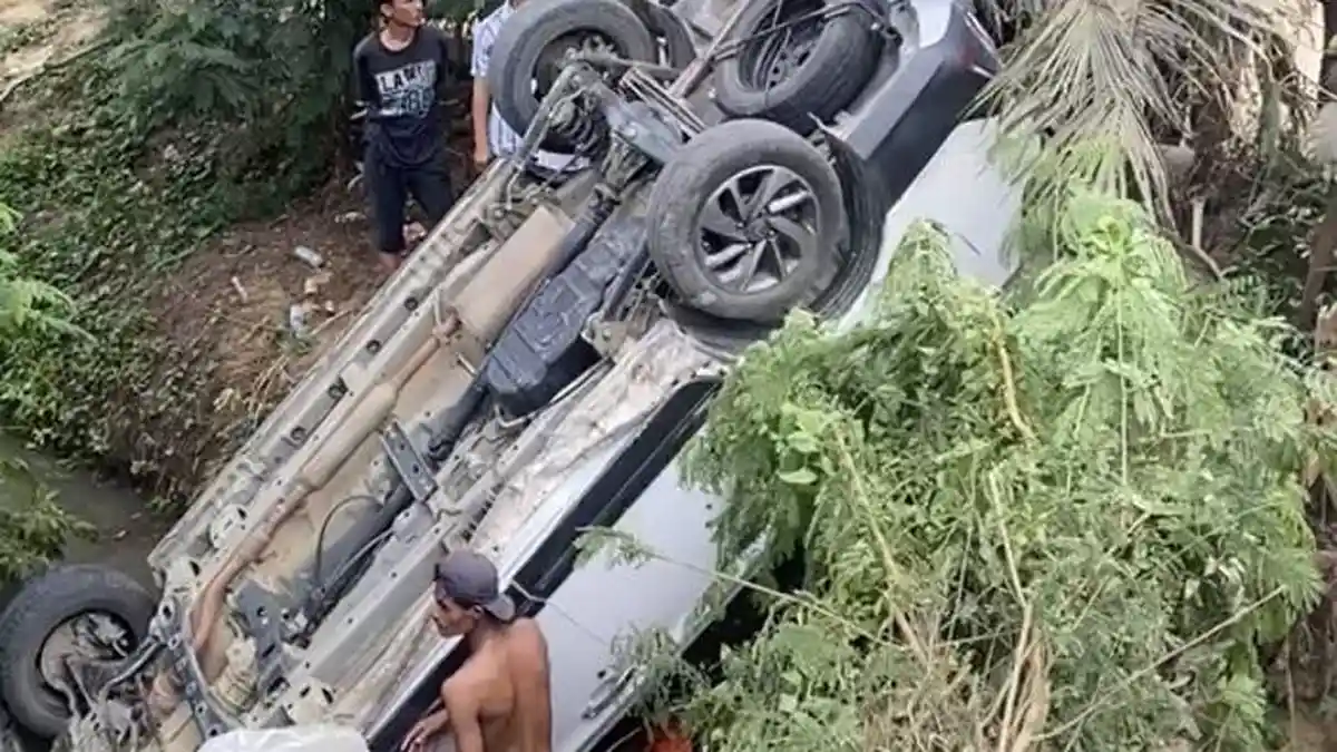 Mobil Terperosok di Tikungan Jalan Chairil Anwar Kendari, Pengemudi ...