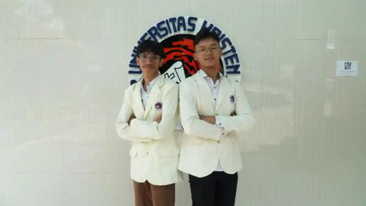 Dua Mahasiswa UKSW Kembali Ukir Prestasi di Kompetisi Debat Internasional