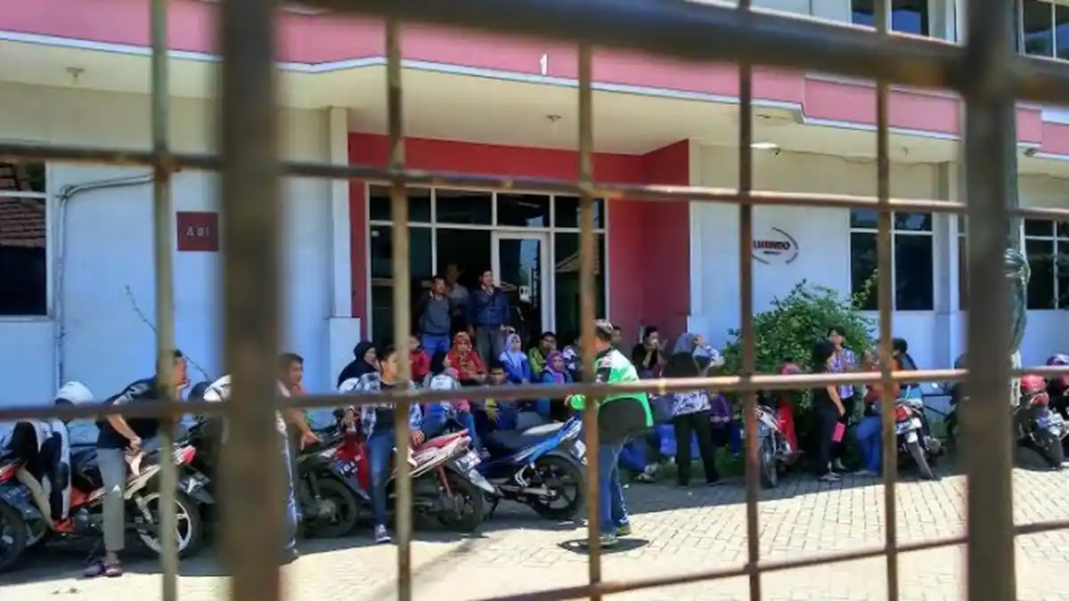 Tak Digaji Sejak Desember, Buruh Pabrik Kacamata yang Berpusat di Perancis Mengadu ke DPRD Semarang