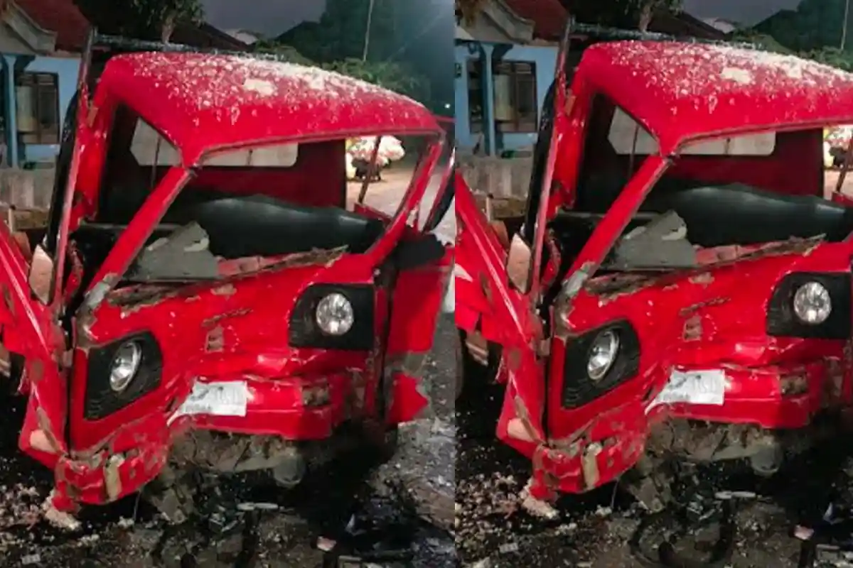 Tabrakan Adu Banteng Suzuki Carry Pikap Vs Toyota Innova di Trenggalek, Sopir Pikap Terpental 