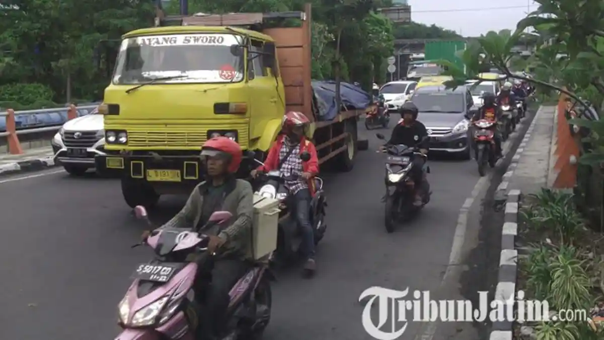 Bundaran Waru hingga Wonokromo Macet Akibat Roda Truk Muatan Kawat Mendadak Lepas