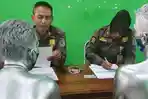 Petugas-Satpol-PP-Pemkab-Nganjuk-melakukan-razia-dan-mengamankan-dua-orang-manusia-silver.jpg