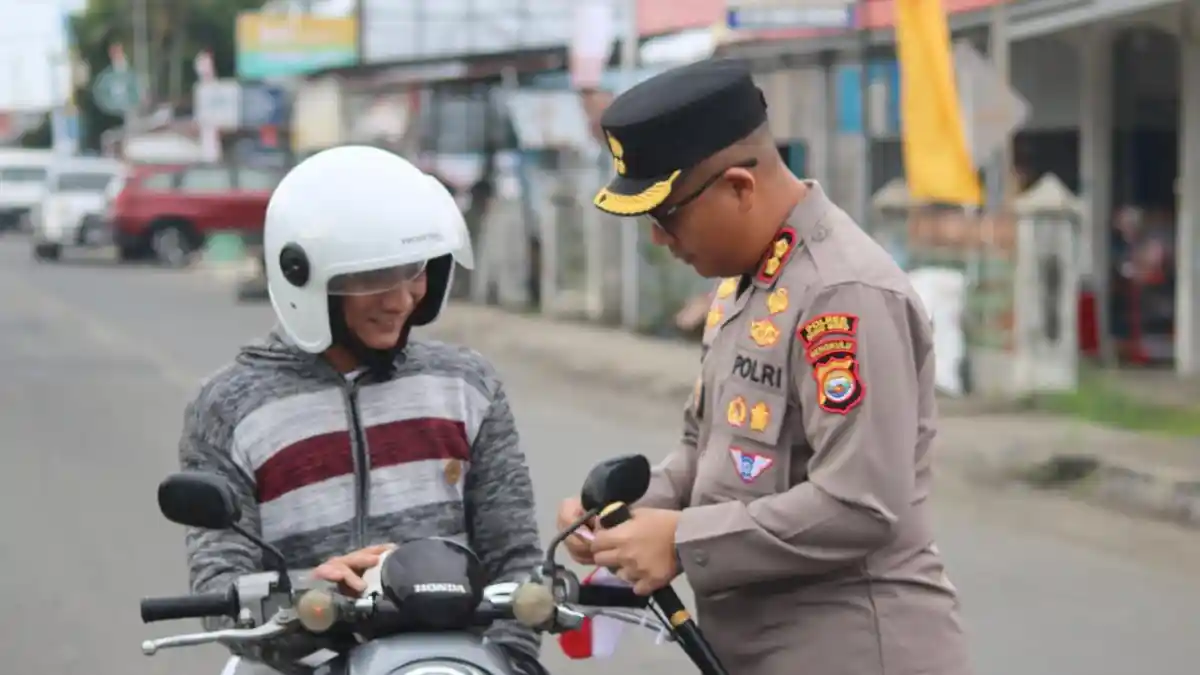 Polres Mukomuko Bagi-bagi 100 Bendera Merah Putih ke Pengendara Jelang HUT RI ke 80