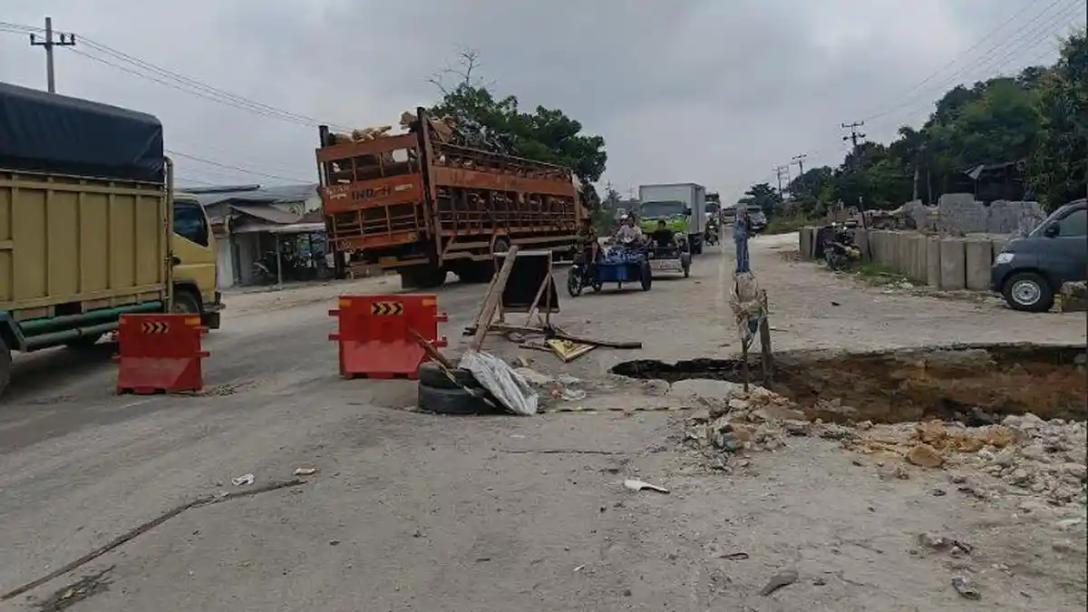 Box Culvert Ambruk, Separuh Jalan Kubang Raya Kampar Nyaris Hilang, Antrean Kendaraan Mengular 