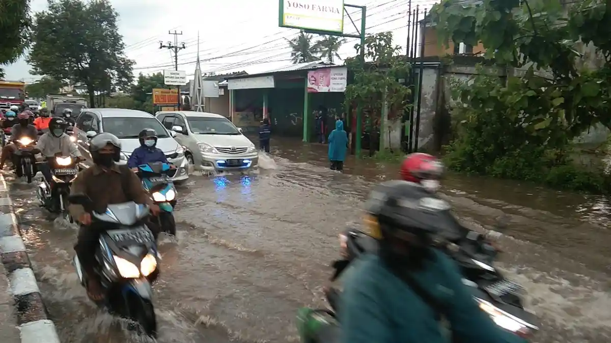 Hujan Deras, Jalan Yogyakarta - Solo di Desa Sumopuro Klaten Digenangi Air Setinggi 30 Sentimeter