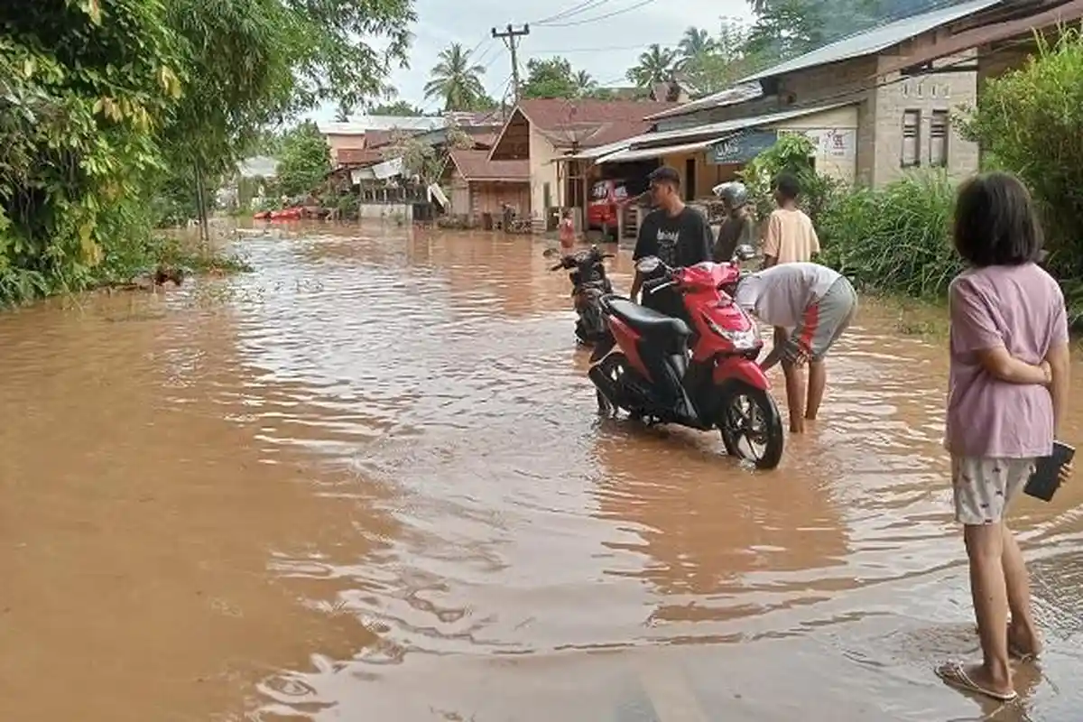 Banjir Rendam Jalan Muaro-Pasar Sijunjung, Arus Lalu Lintas Lumpuh, Warga Tempuh Jalur Alternatif