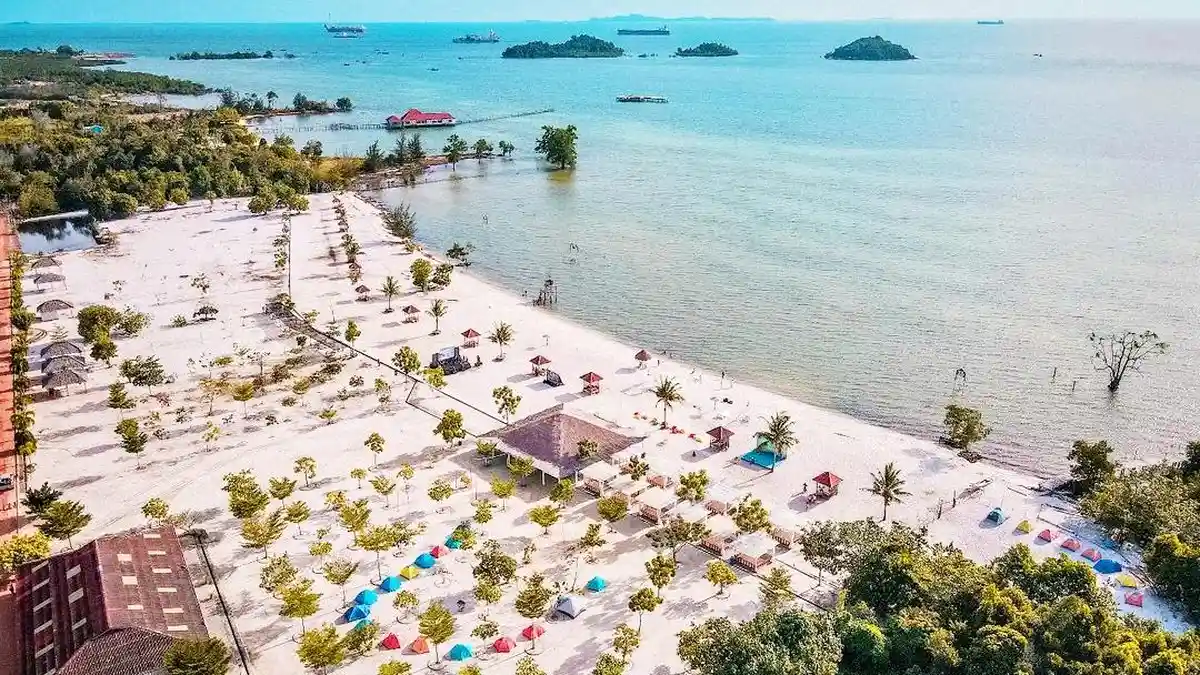 Indahnya Hamparan Pasir Putih di Pantai Viovio Kepri, Surga Pecinta Alam Terbuka