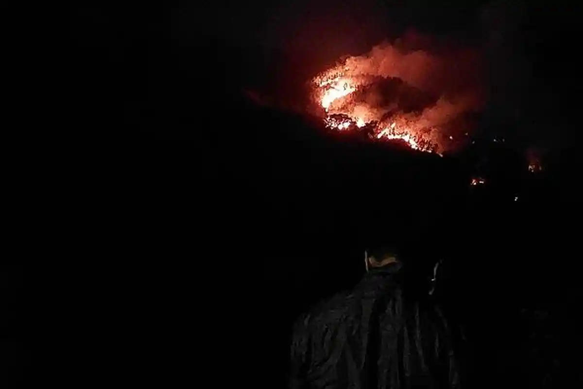 Gunung Lawu Terbakar Lagi: Hujan Abu Melanda Jenawi Karanganyar, Warga Cegah Api Rusak Sumber Air
