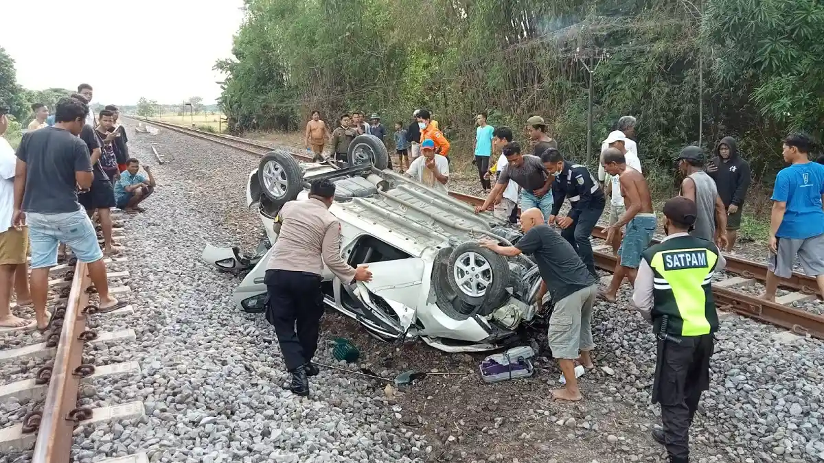 Mogok Di Tengah Rel, Agya Diseruduk Kereta Api Brantas di Madiun