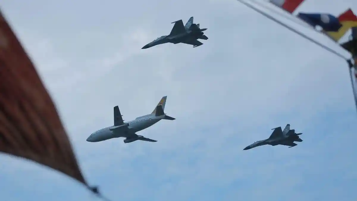 Akrobat Udara di Langit Losari Berhasil Pukau Pengunjung F8