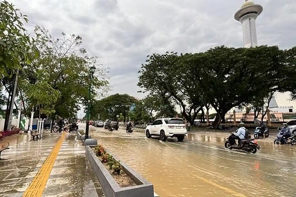 Jalan Tebaununggu Kendari Sulawesi Tenggara Tergenang Air Usai Hujan Lebat Disertai Angin dan Kilat