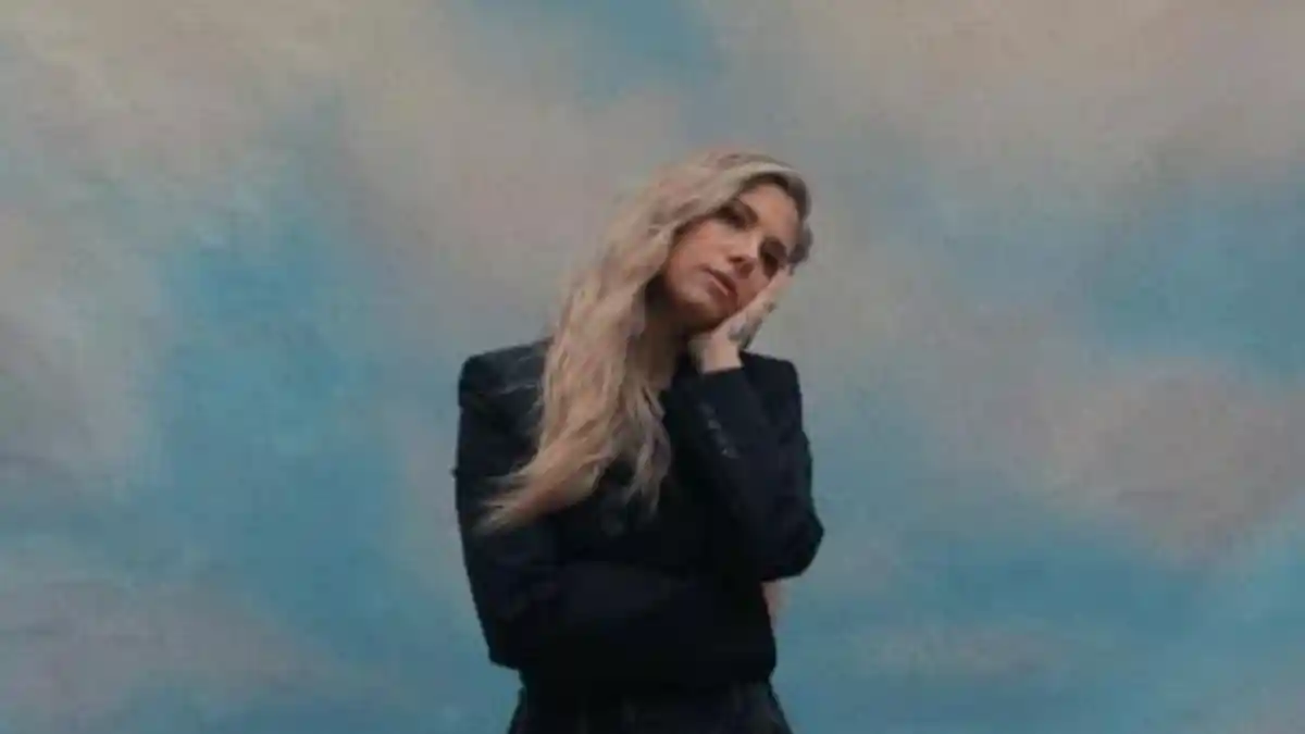 Lirik Lagu dan Terjemahan Butterfly - Christina Perri: Blinded By Your Sideways Smiles