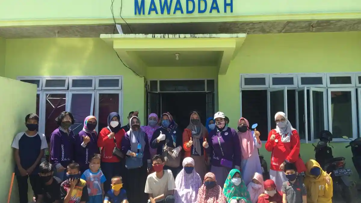 Dekranasda Sulsel Bagi-bagi Masker ke Pedagang di Pasar dan Panti Asuhan
