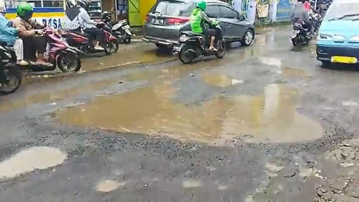 Curhat Warga Antang, Minta Gubernur Sulsel Segera Benahi Jalan Berlubang Depan Masjid