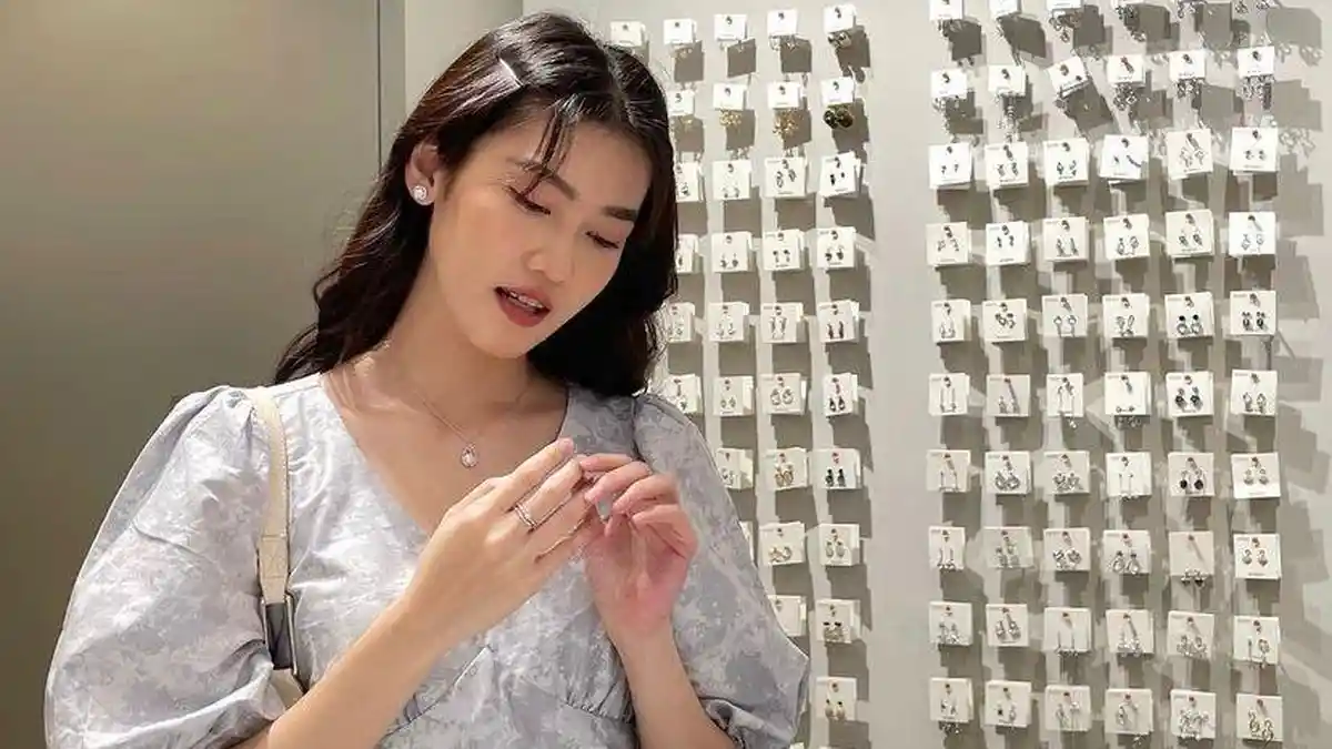 Selebgram Devy Julita Gemar Koleksi Aksesoris yang Harganya Nggak Bikin Pening Kantong