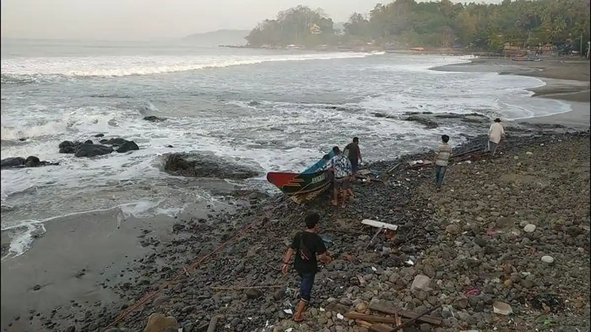 Perahu Tak Bertuan Terdampar di Pantai Karanghawu, Sang Pemilik Dduga Tenggelam
