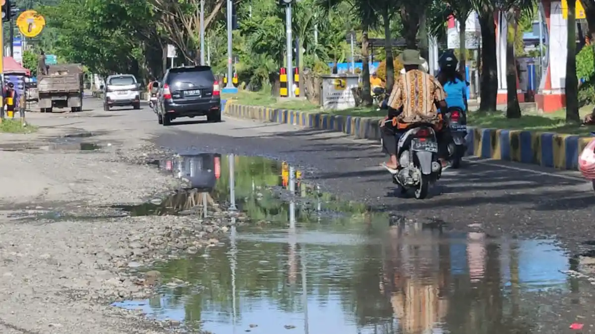Dari Jauh Terlihat Bak Drainase, Begini Tampak Jalan Protokol Depan RSUD Nabire