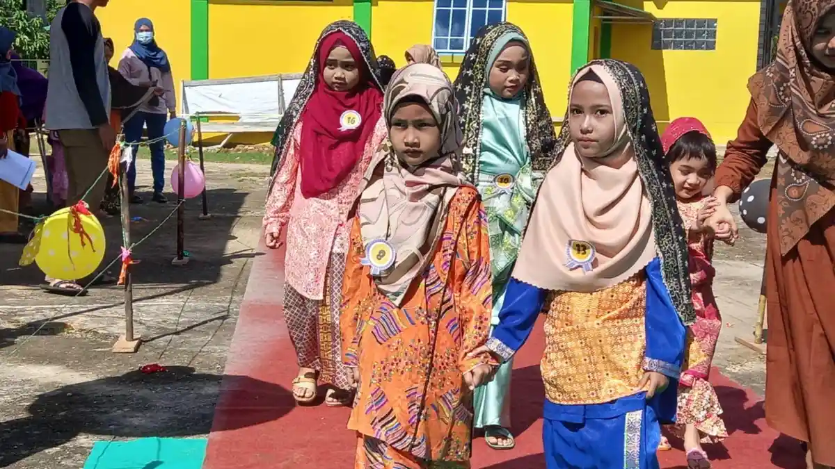 Batita Ikuti Bujang dan Dara Melayu Fashion Show di Lingga