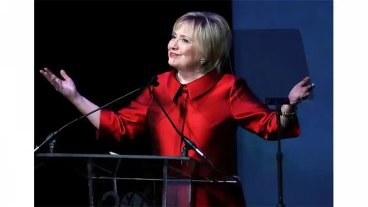 Gaya Baru Rambut Hillary Clinton