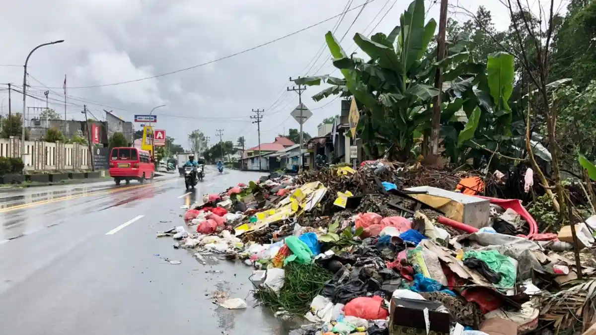 Sepekan Tak Diangkut, Sampah di Kate-kate Meluber hingga Tepi Jalan