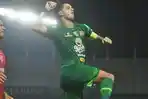 MENANG-Kapten-Persebaya-Surabaya-Bruno-Moreira-kaus-hijau-saa.jpg