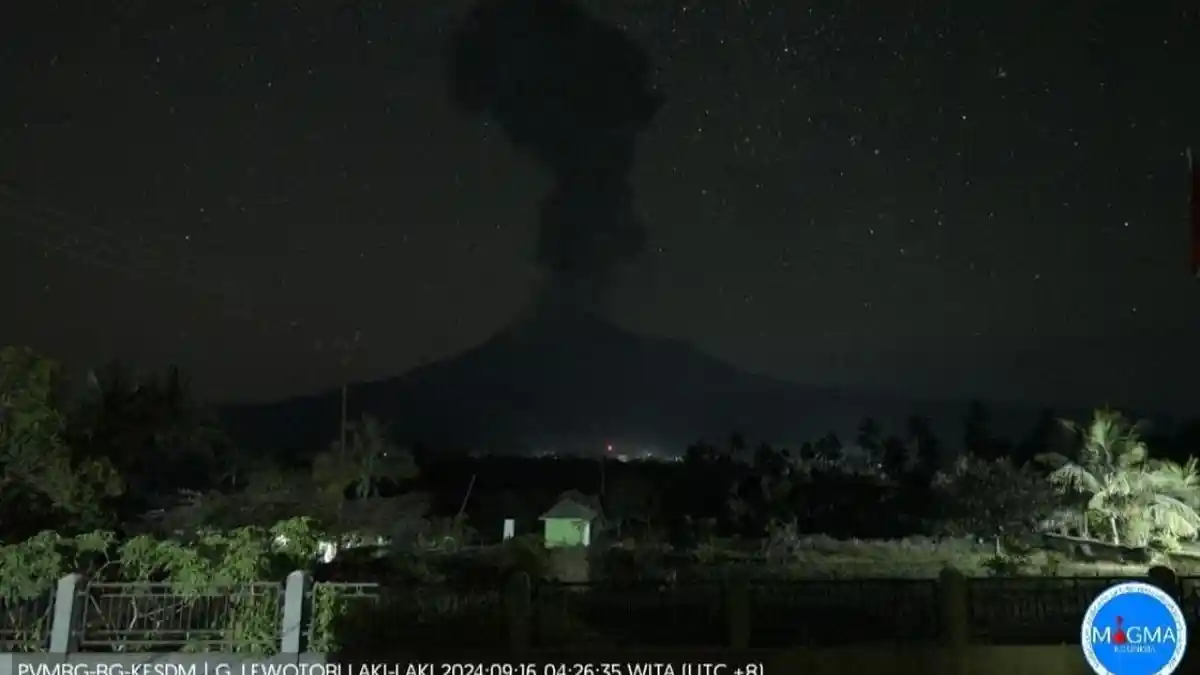 Gunung Lewotobi Laki-laki Meletus Setinggi 1 Km Sejak Tengah Malam dan Subuh