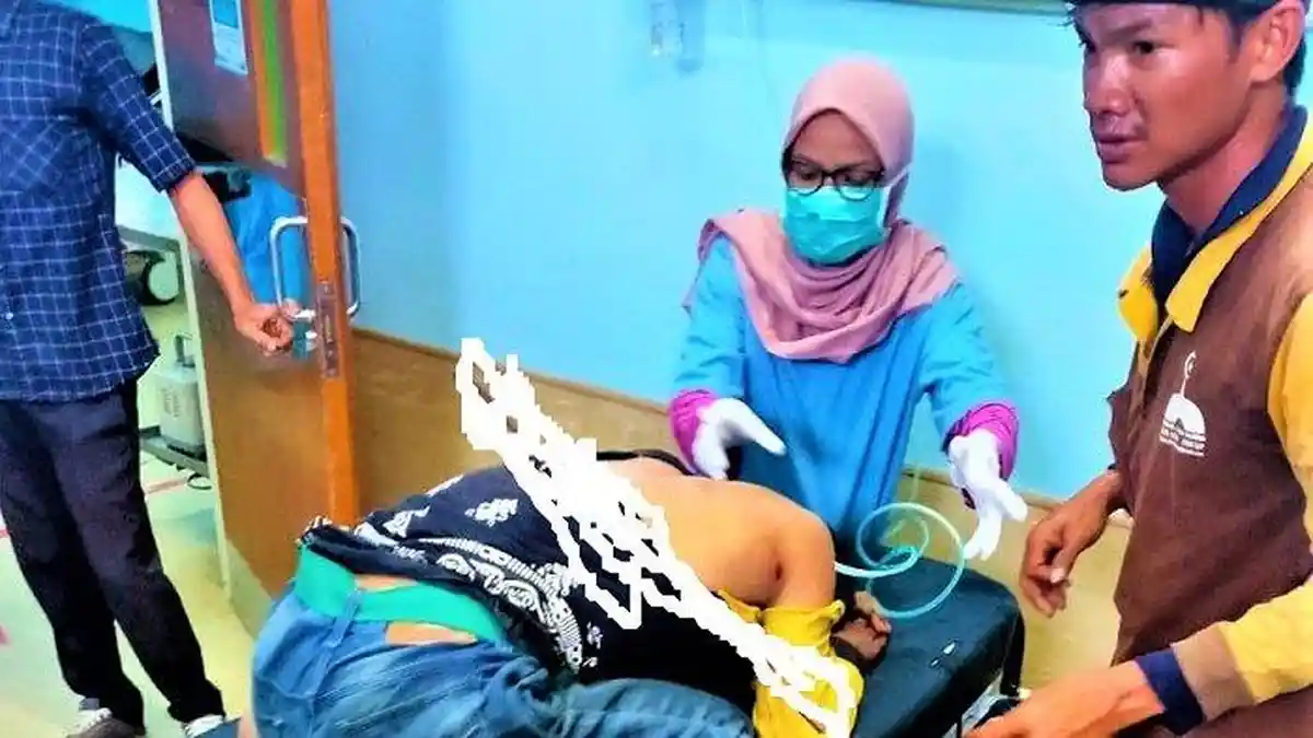 Terpeleset Saat Pasang Kubah Masjid, Kuli Tertancap Besi Coran di Dada hingga Tembus