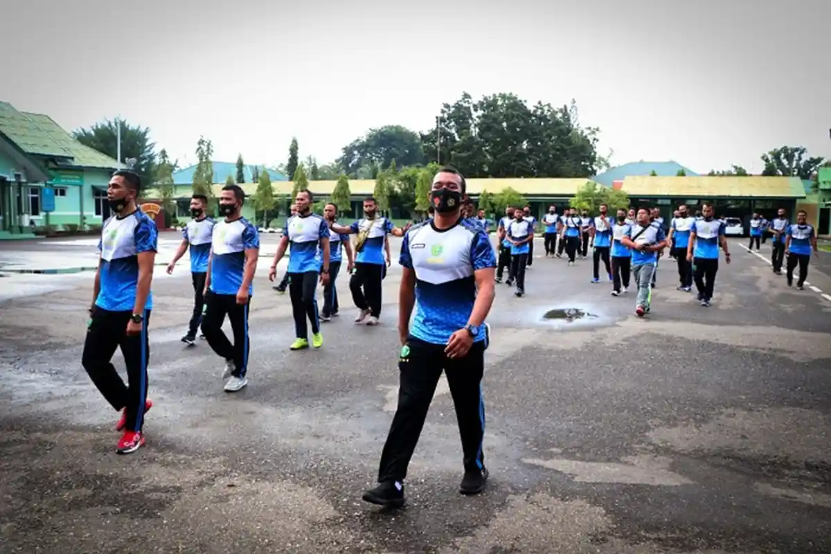 Dandim Atim Ajak Prajurit Jaga Imun Tubuh dengan Berolahraga, Terapkan Senam & Jalan Kaki di Makodim