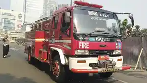 mobil-pemadam-kebakaran-yang-hendak-menuju-pintu-keluar-polda-metro-jaya-jakarta-selata.jpg