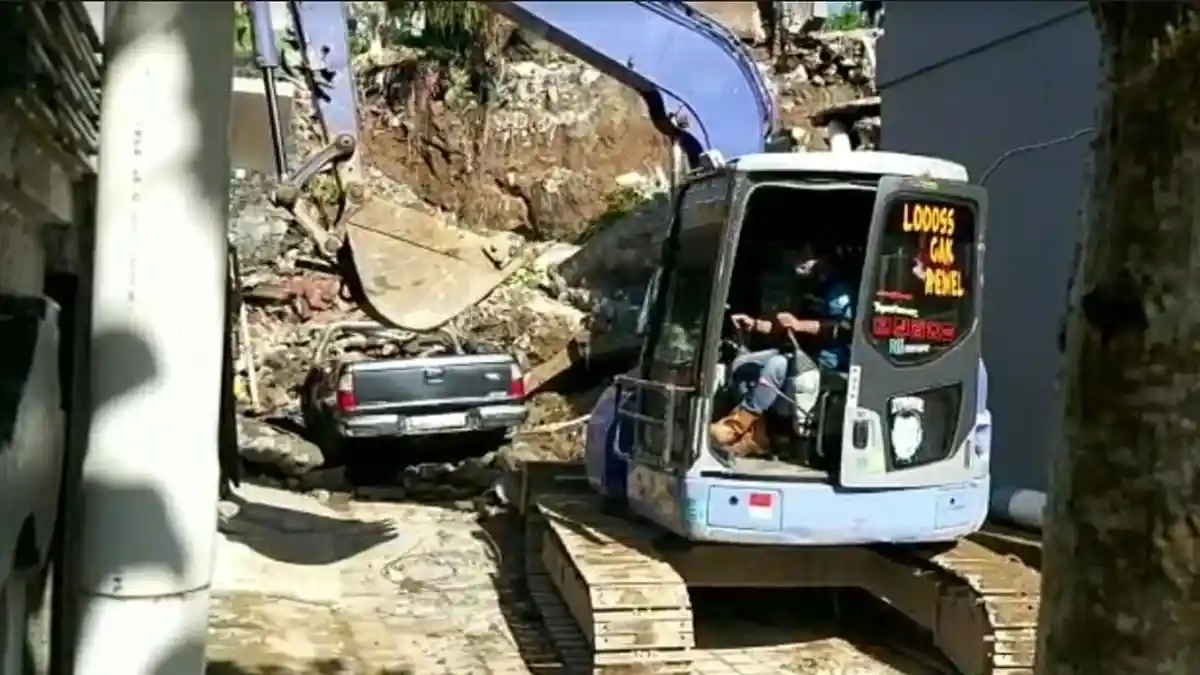 Hari Kedua Pasca Longsor di Perum Taman Bina Mulia Denpasar, Ekskavator Dikerahkan