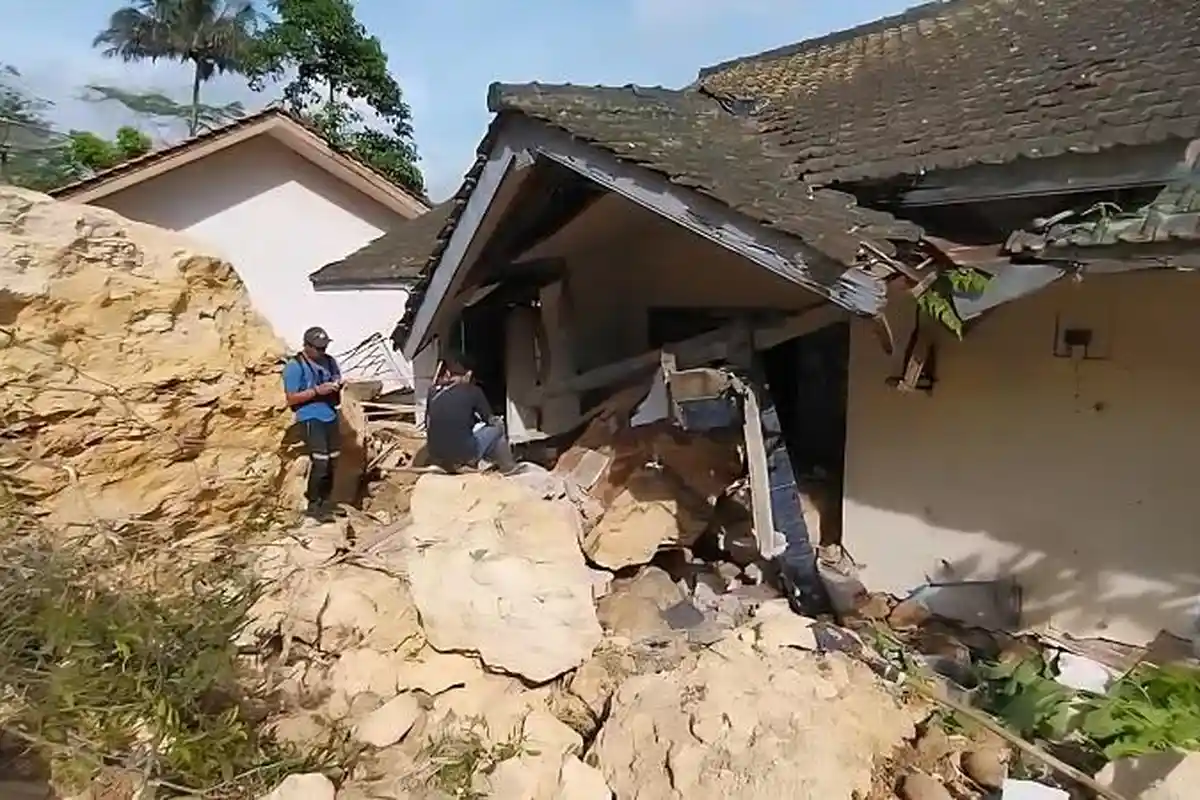 Longsor Bukit Kapur Ajibarang Banyumas Memaksa 11 Jiwa Mengungsi, Evakuasi Material Butuh 1 Bulan