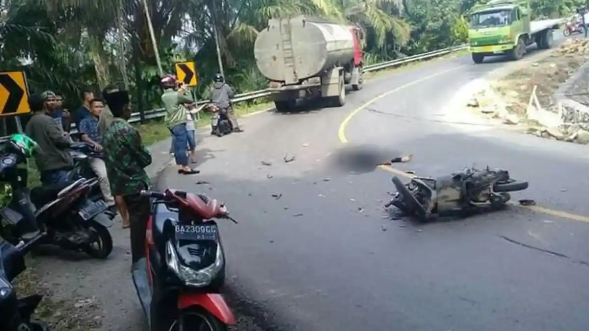 Kecelakaan Maut Pukul 15.00 WIB, Pengendara Motor Tewas, Korban Melawan Arus Lalu Tertabrak Truk