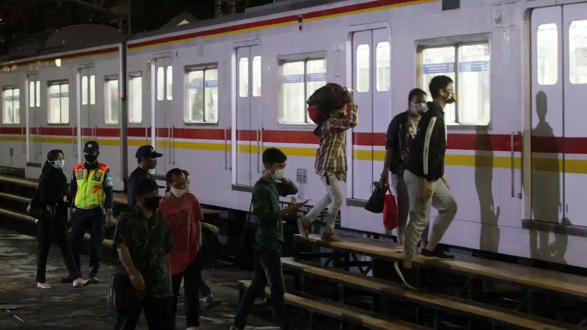 Seorang Perempuan Tewas Terhantam Commuter Line di Perlintasan Jalan Latuharhary, Menteng