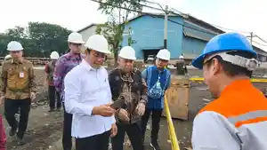 Bupati-Sidoarjo-Subandi-saat-melakukan-sidak-ke-lokasi-ledakan-di-PT-Great-Well-Steel.jpg