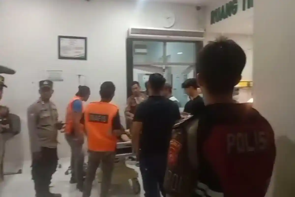 Lima Pemuda Dibawa ke IGD RSUD Indramayu Usai Tawuran Pakai Sajam di Toang Pecuk