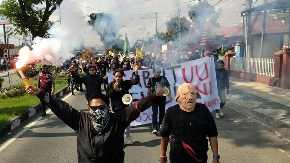 Mahasiswa Demo Tolak Revisi UU TNI 2025 di DPRD Mojokerto