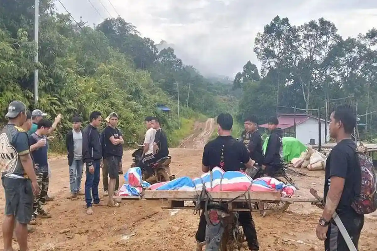 Ambulans Menyerah Lewat Jalan Berlumpur, Jenazah Terpaksa Dibawa Naik Sepeda Motor ke Rumah Duka